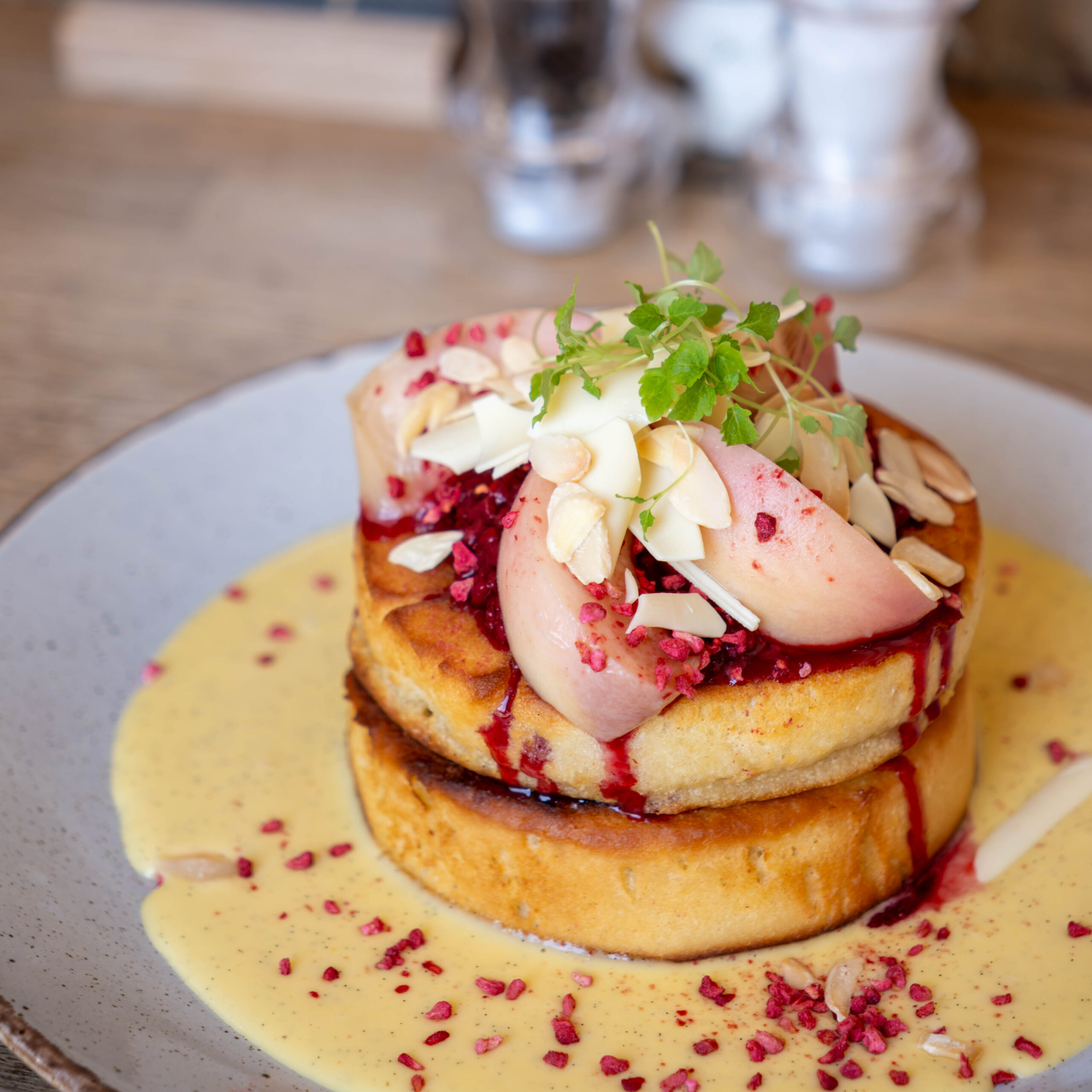 bacon eggs hollandaise